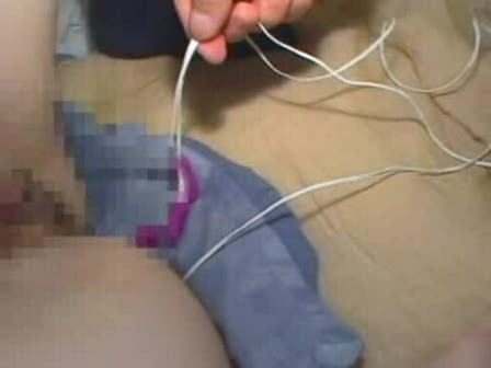 制服コス女子に首輪乳首洗濯ばさみ装着させおまんこバイブイラマチオ陵辱！！